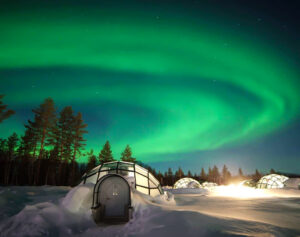 Iglus confortáveis diante de uma incrível vista para a aurora boreal