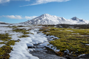 As montanhas geladas do Parque Nacional Skaftafell na Irlanda