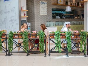 Pessoas comendo em restaurante árabe